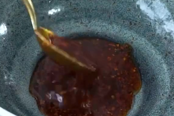 家庭版好吃美味的【酸辣粉】 食材: 红薯粉 油泼辣子 花椒粉 酱油 陈醋  糖 榨菜 花生