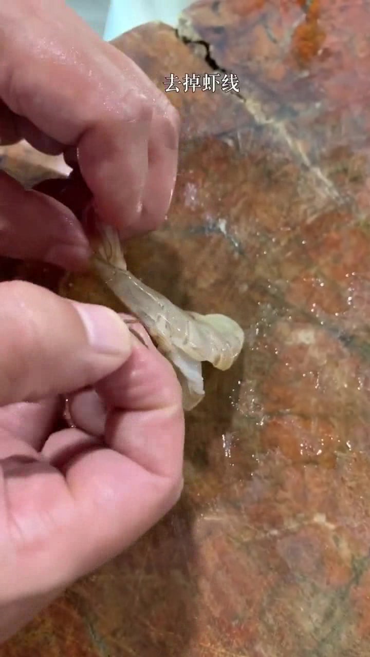 一款蒜蓉铁板虾做法非常简单,鲜香肥美,相当好吃!
