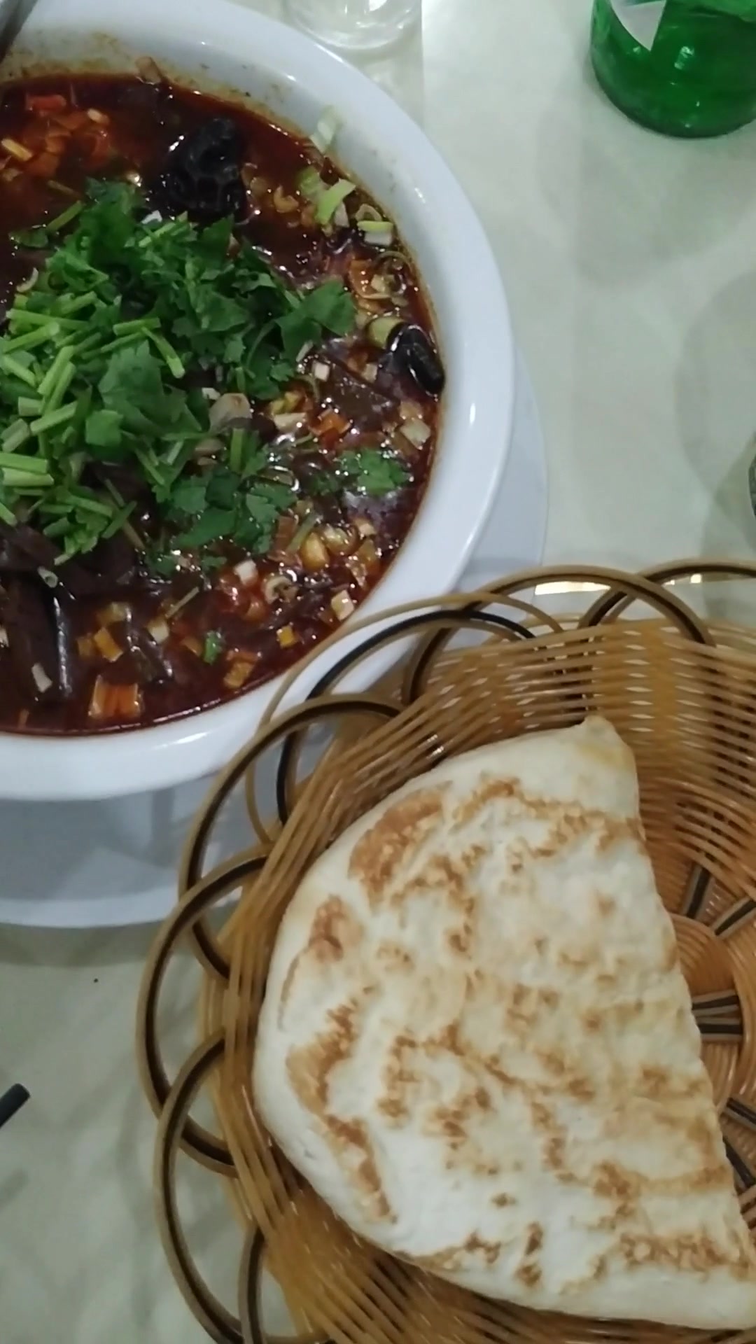 据说这是澄城最好吃的羊肉墩子和辣子羊血,这么多能吃完吗?