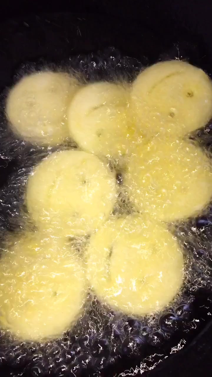 宝宝都爱吃的笑脸土豆饼,做法超级简单,配上番茄酱更好吃!