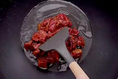 【酸豆角牛肉粒】腌制过的牛肉炒后香嫩有嚼劲,酸豆角酸味适中、特别开胃,学会这道小炒,就等着