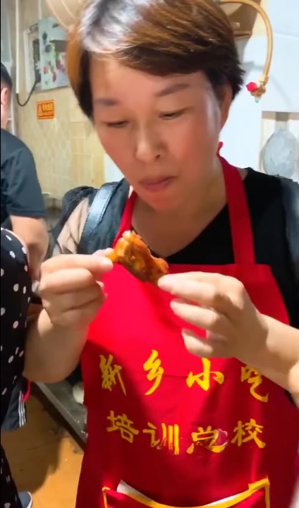 人人都爱吃的“鸡叉骨”,原来是这样做的,看着真馋人!
