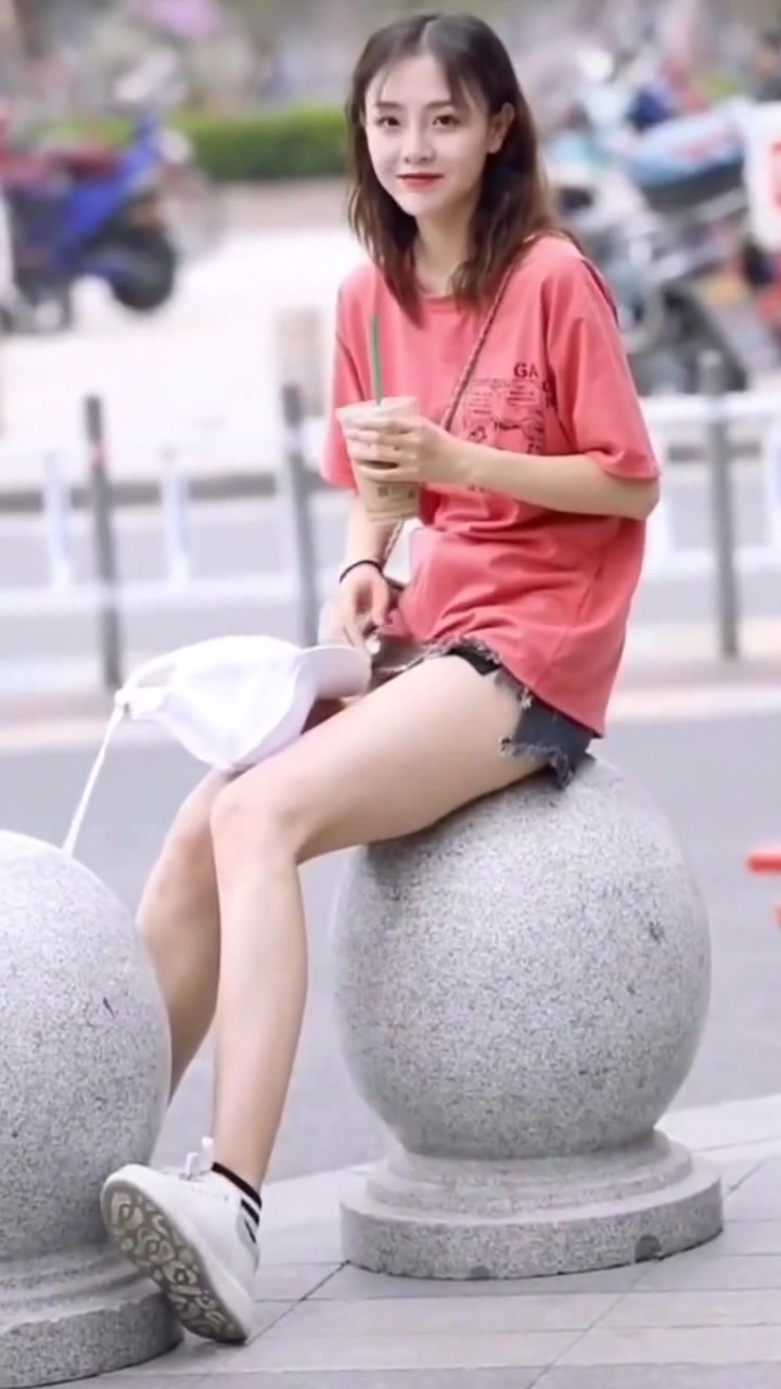 街拍奶茶小姐姐,想做你手里的奶茶,暖暖的很贴心