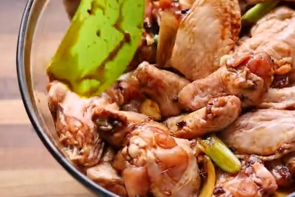 【吮指鸡翅】肉嫩入味,让你隔着手机都能闻到香味的简单鸡翅做法。