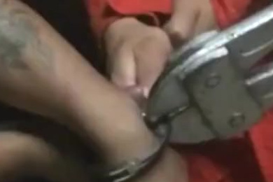 【119吗我是110 民警审讯时手铐失灵求助消防】近日,贵州六盘水,一名男子在派出所接受审