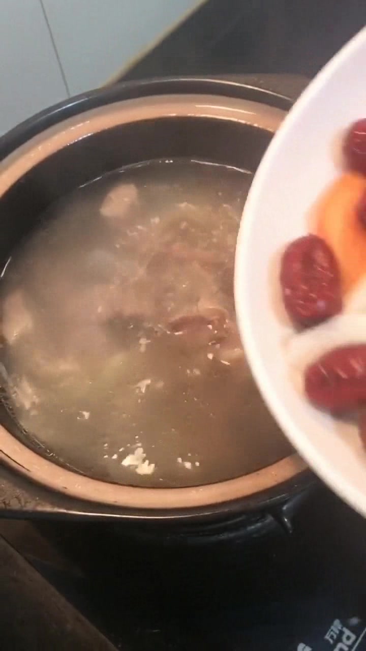 牛腩煲山药,汤汁鲜美,肉质软嫩,馋的流口水