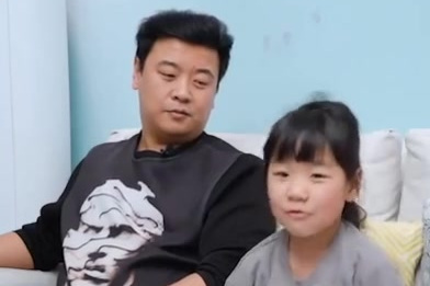 【穿越二次元世界,这位爸爸脑洞大开!把女儿“变”进童话里】近日,一位青岛插画师爸爸把自己女