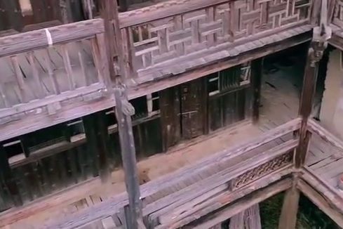 【痛惜!难再寻!厦门三百年土楼倒塌】福建厦门一约300年历史的土楼部分倒塌。这座双层屋顶、
