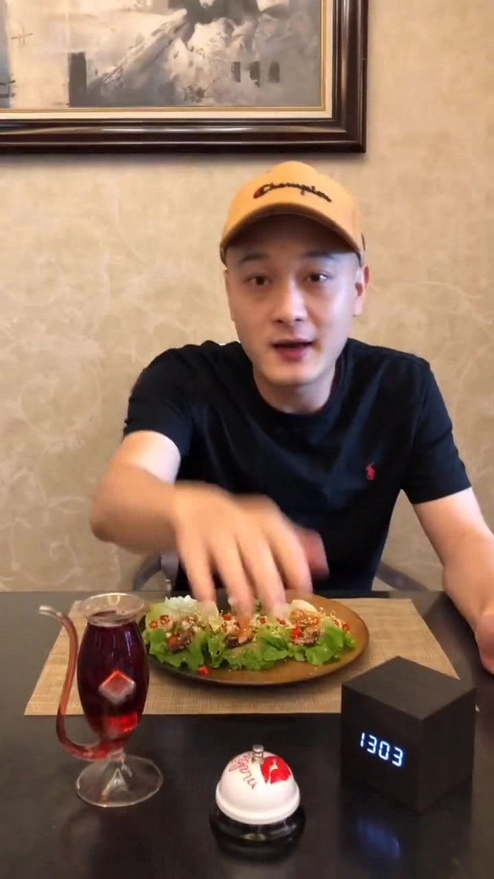 吃货小哥烧烤架上做盐焗八爪鱼,这么烤着吃一定很入味,感觉很香