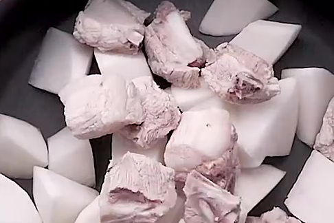 【萝卜排骨汤:鲜香美味,一做就会】夏天喝一碗萝卜排骨汤,清爽不油腻,做法简单,赶快学起来!