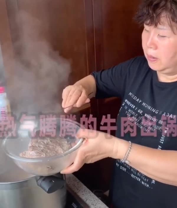 韩国婆婆做韩式辣牛肉汤,所有食材凉拌后,放回牛肉原汤真绝了!