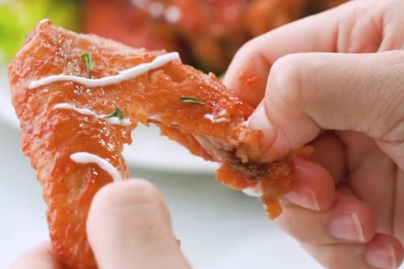 布法罗是美国纽约州西部的港口城市,也叫水牛城,当地很多酒吧,都会提供【布法罗鸡翅】外皮炸得