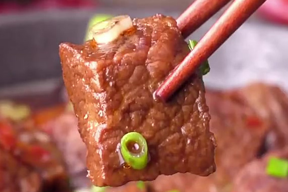 【香酥辣牛肉】过油炒之后再放入电饭煲炖出来的牛肉粒, 既有爆炒的紧实肉质,又有慢炖的松软口