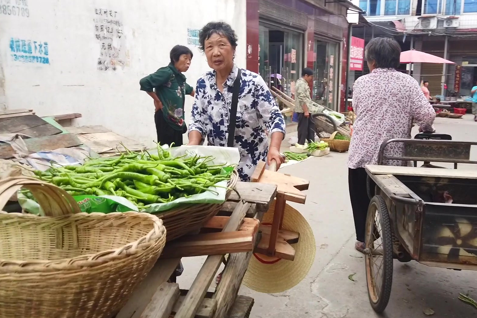 #百城百味#在河南的开封有这么一道特色菜:酱焖鱼,其特点是肉质鲜嫩,酱香浓郁,下面的视频内