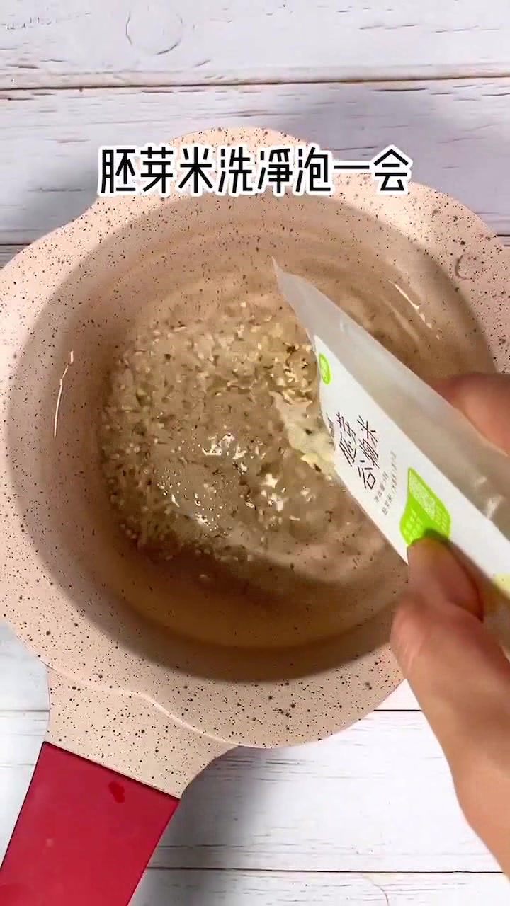 还在为宝宝辅食头疼?试试这碗香菇鸡肉粥,鲜美软糯,饱腹又营养