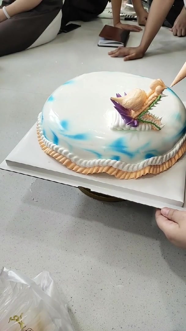 看看烘焙师傅是怎么制作“龙”蛋糕的,一看就是老师傅!