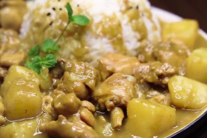 【咖喱鸡肉饭】盖饭来啦,辛辣醇香的咖喱!鸡肉!饭!咖喱是个好东西,里面的姜黄粉可以促进食欲