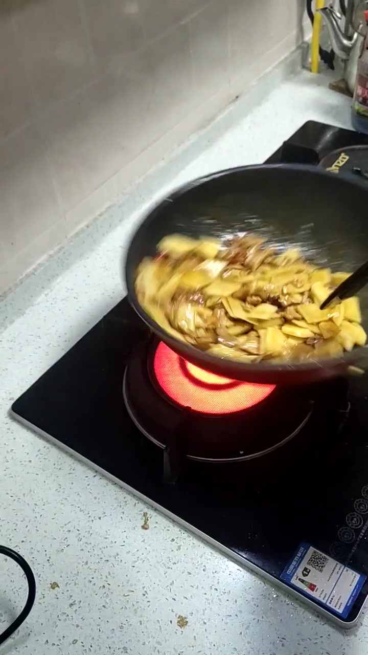 25个土豆片炒一盘肉,这样做,超美味,比大鱼大肉都香!