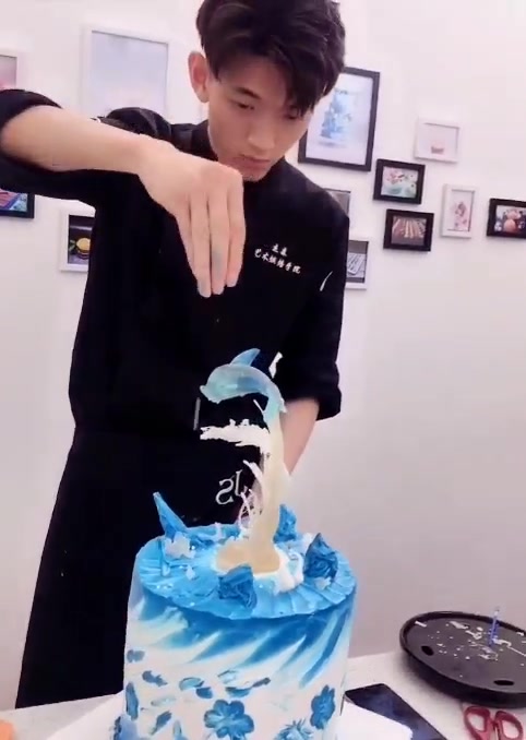 夏天这款充满海洋气息的蛋糕,搭配小海豚太漂亮了