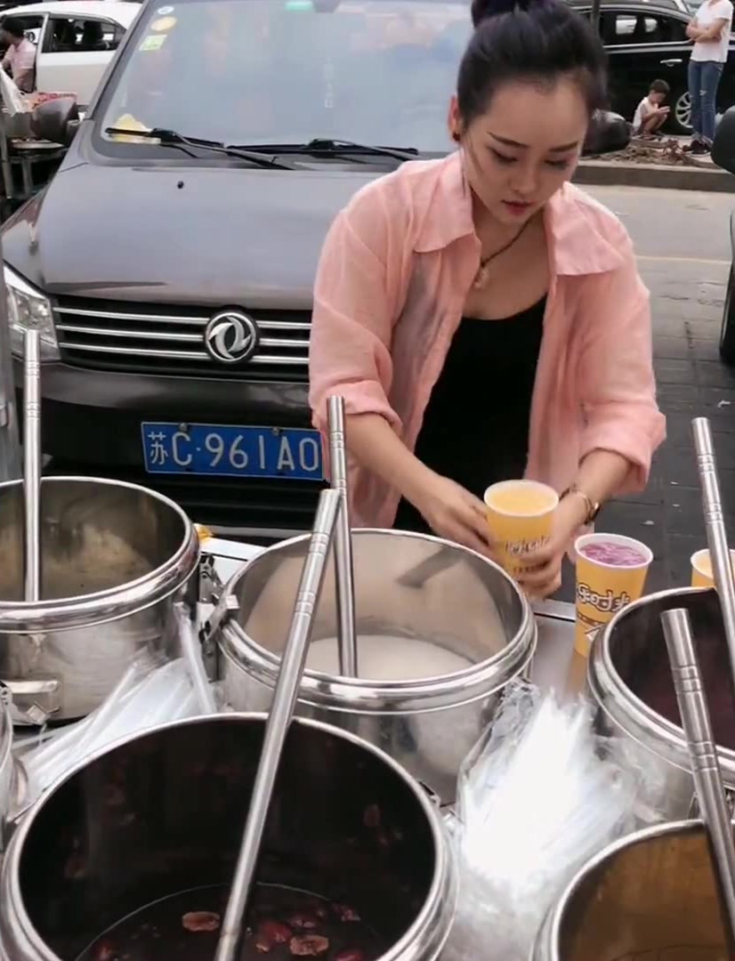 美女小摊卖粥,各种口味的粥,要是我在我也想买