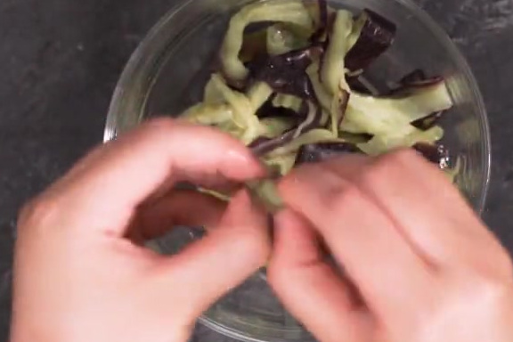 【烧辣椒茄子拌皮蛋】虎皮辣椒+茄子+皮蛋,夏天的开胃组合!小小凉拌菜,佐粥下饭都顶顶赞~