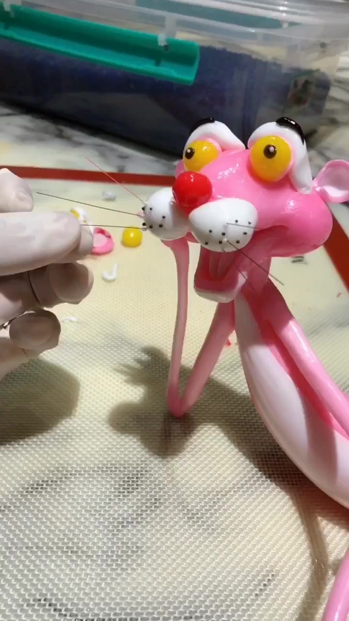 现在的蛋糕师手艺都要求这么高的吗?新款粉红豹蛋糕有点意思哈!