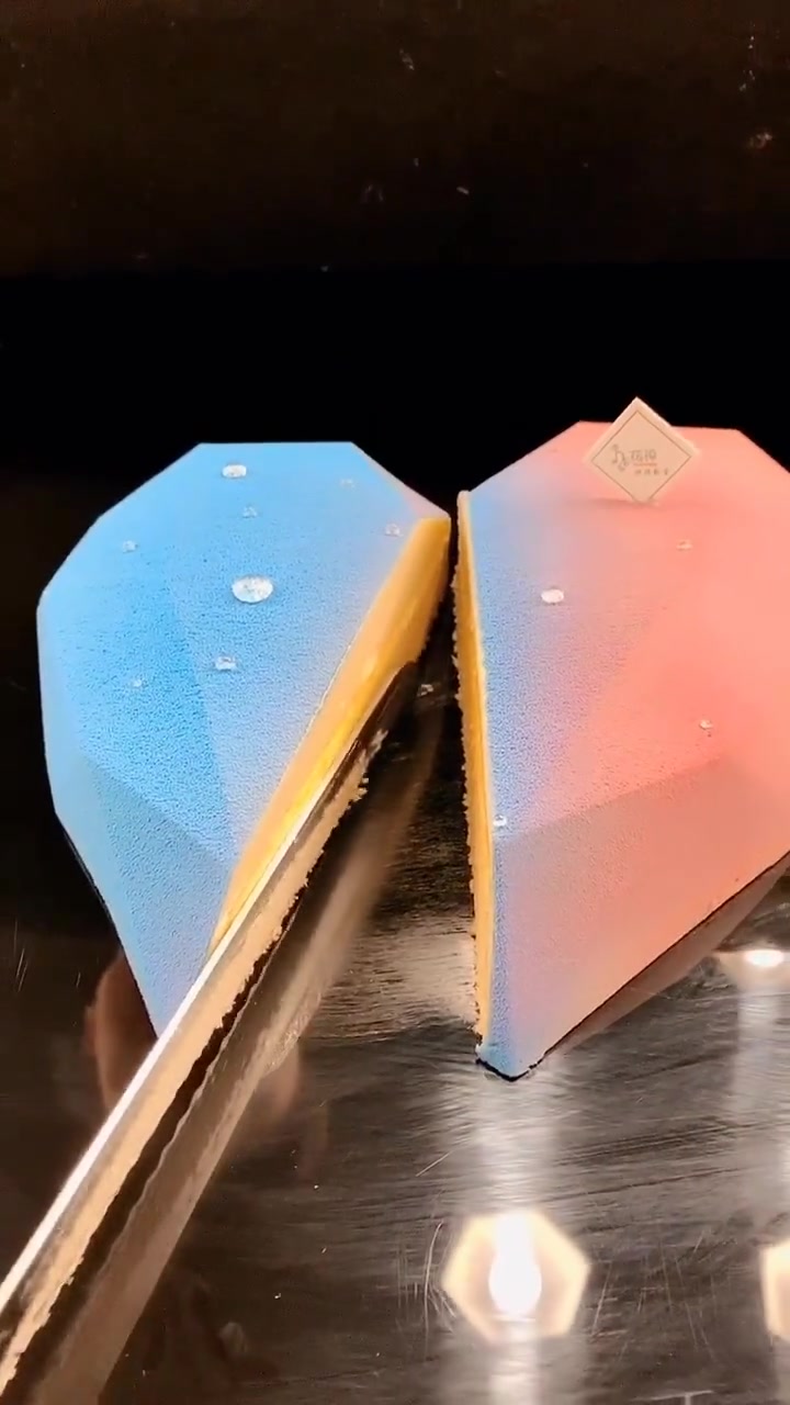 专门定制的蛋糕,切下去的瞬间把我看愣了,为这个创意打满分!