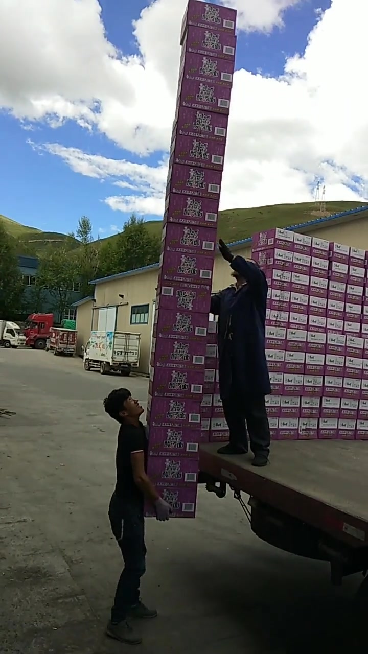 干装卸工的小伙搬方便面,这箱子比他都高两倍,真是行行出状元