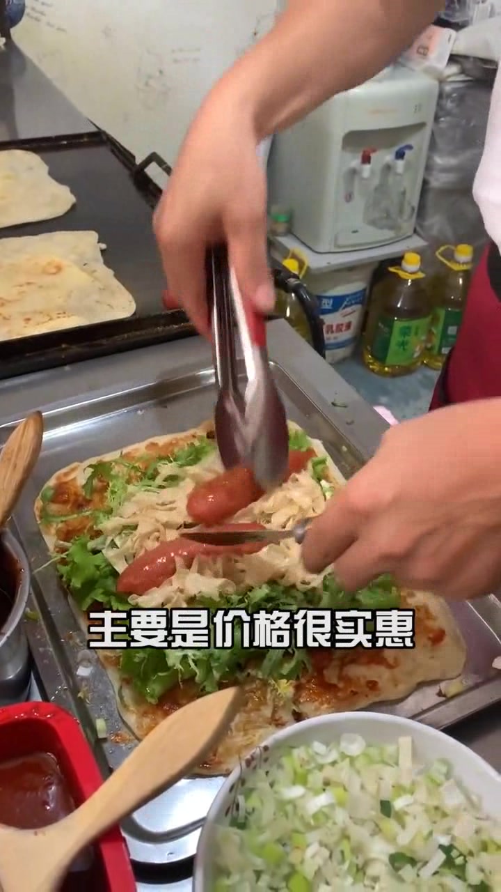 一家夫妻开的鸡蛋灌饼,价格实惠,1个6元,11点就大排长队