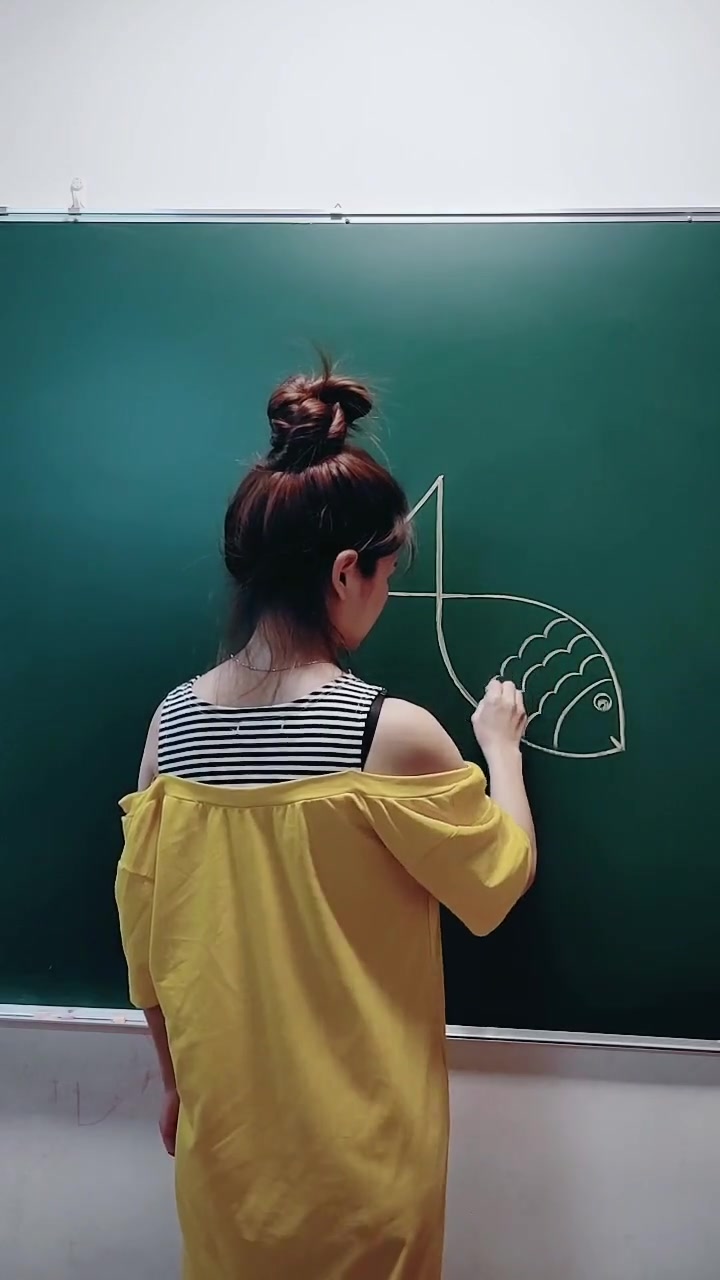 大城市调过来的美术老师,居然用“4”画鱼,工资高是必然的