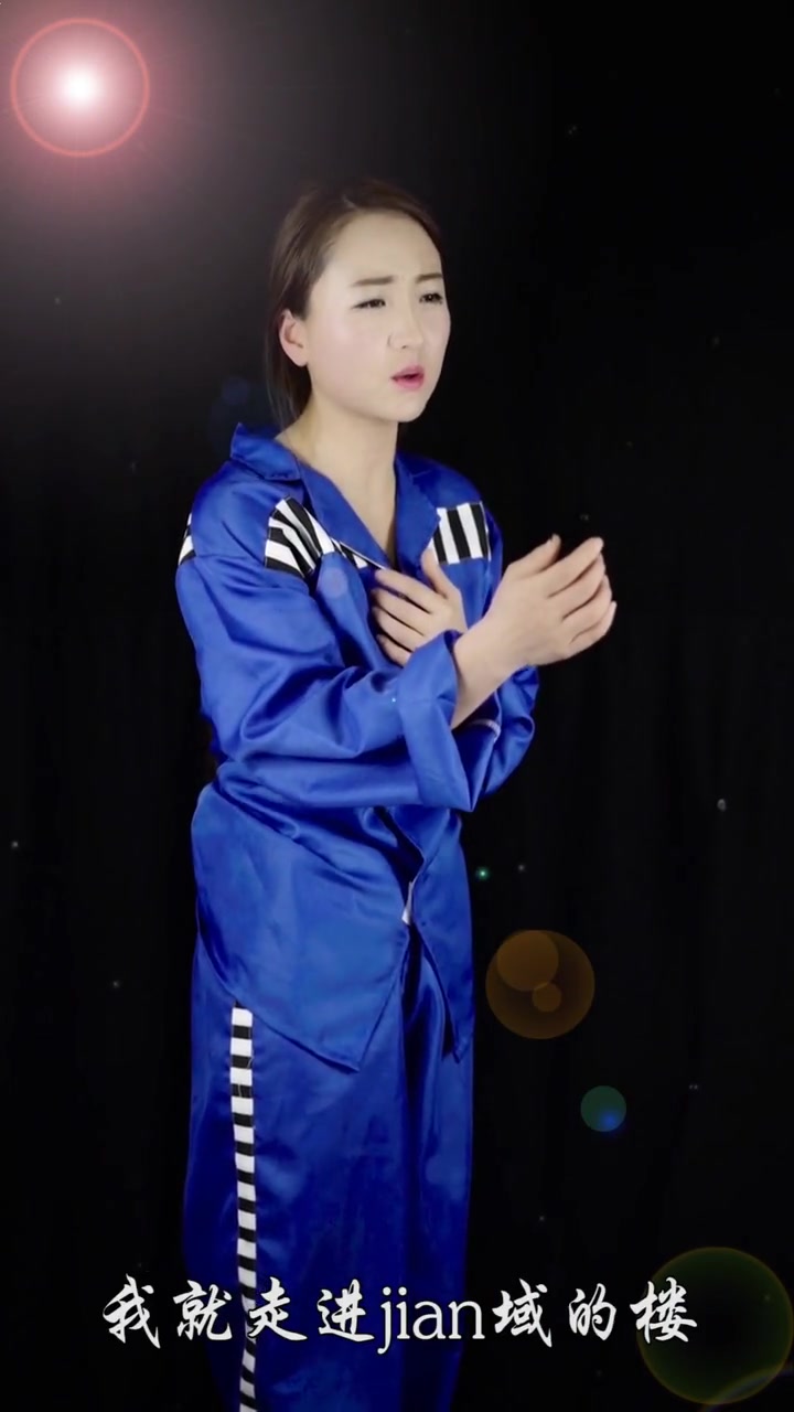 女歌手演绎一首《愁啊愁》,唱得动人心扉,非常好听