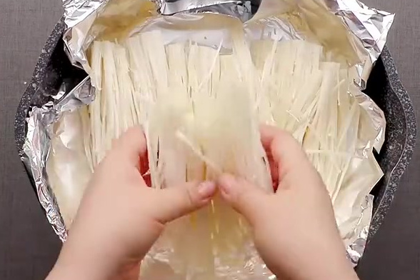 【黑椒金针菇焖鸡】用锡纸包着金针菇和鸡块小火焖煮,浓郁黑椒味的酱汁包裹着软烂的金针菇和滑嫩