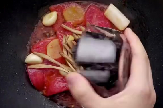 【三鲜砂锅米线】西红柿、猪里脊、黄花菜、黑木耳、火腿肠、豌豆尖儿......这么多配菜,让