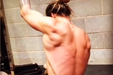 杰森·莫玛为《蝙蝠侠大战超人》做肌肉疯狂训练.