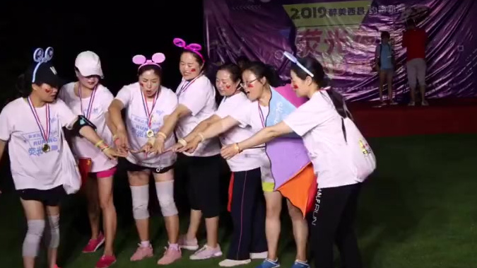 【“醉美西昌 约跑邛海”荧光夜跑活动开跑!】醉美西昌,约跑邛海。7月25日晚,2019中国