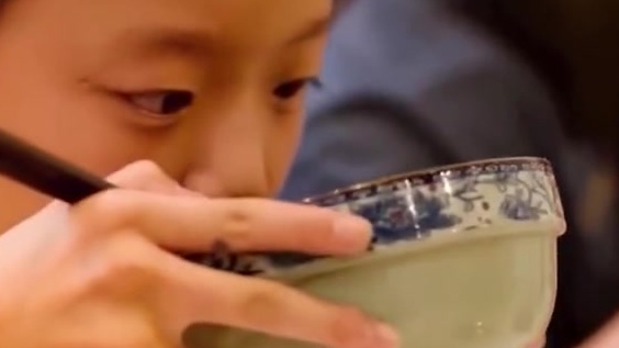 【洛阳不翻汤】“这汤为啥叫不翻汤?”  “因为汤里有不翻饼。” “那什么又叫不翻饼呢?” 
