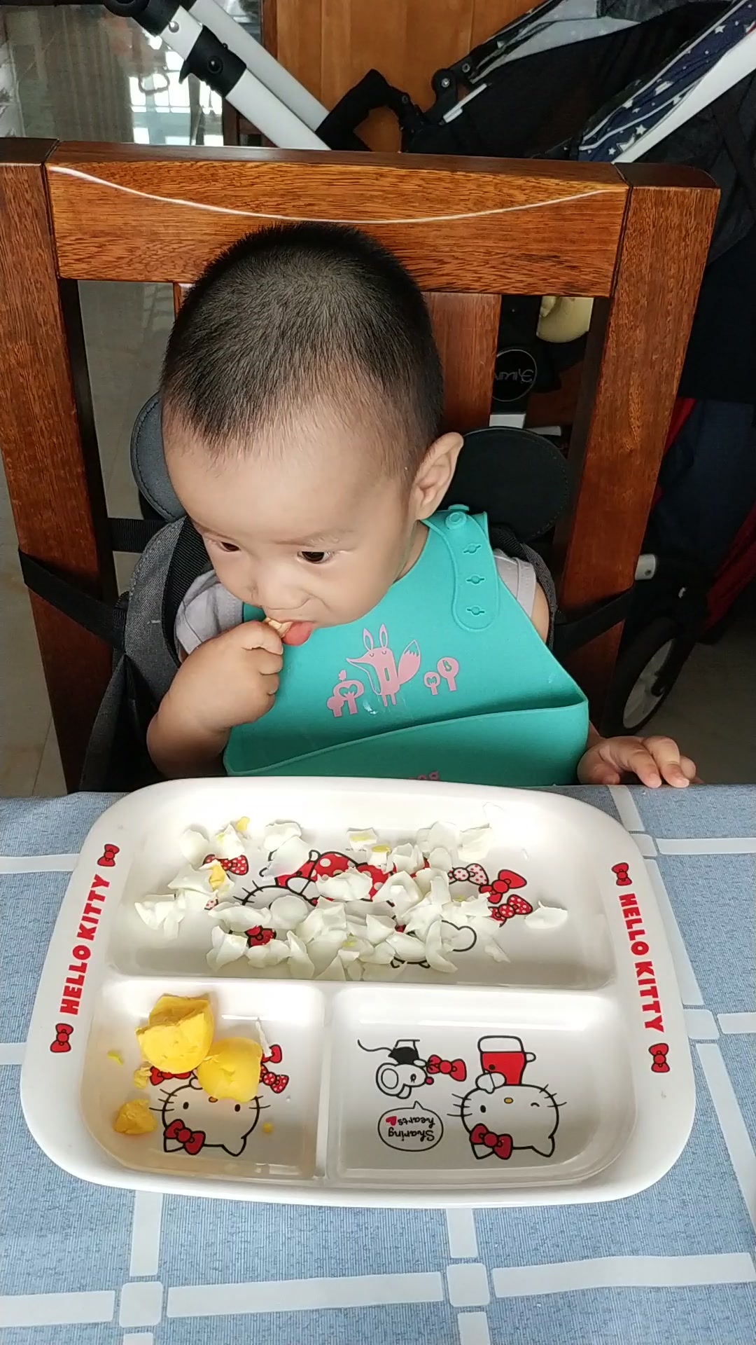 儿砸你咋吃啥都那么香呢?白水煮蛋也吃的津津有味的!
