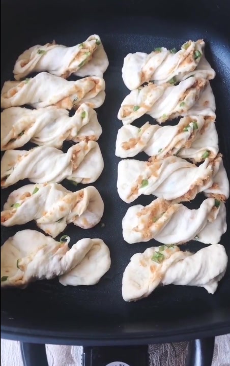 教你生煎肉松小花卷的做法,比肉松面包还要好吃,吃一次念念不忘