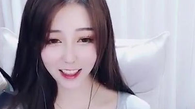 斗鱼不露脸主播乔碧萝殿下,平时一直用一张图片挡脸,连麦的时候系统出BUG,图片消失了,自己