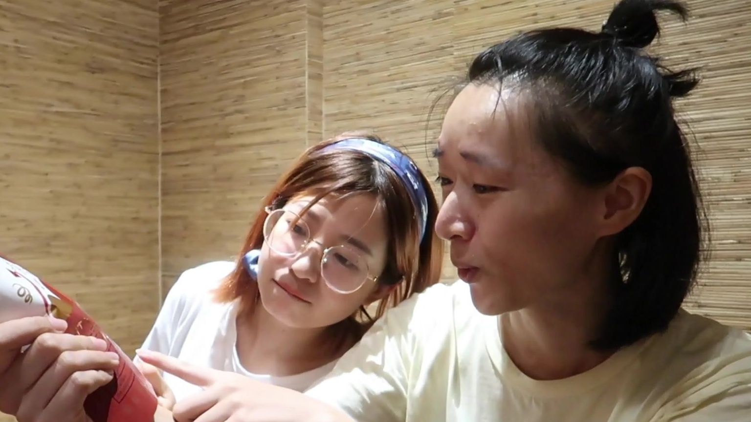 这是在盒马鲜生超市里找到的9款新品零食,大部分都是小哥从仓库里给我们拿的,还没有在超市的货
