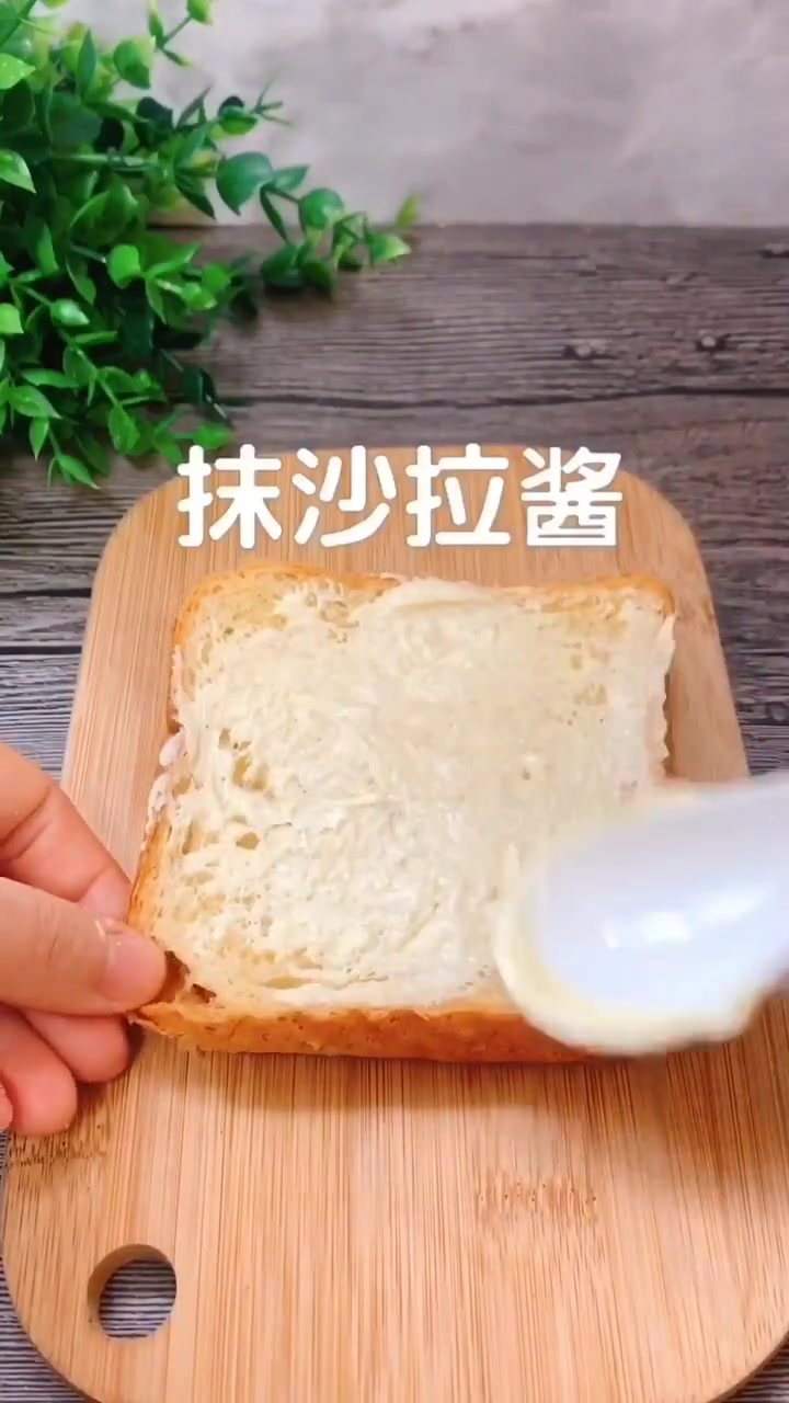 超简单的三明治,用保鲜膜包起来方便携带,从包里拿出来直接开吃