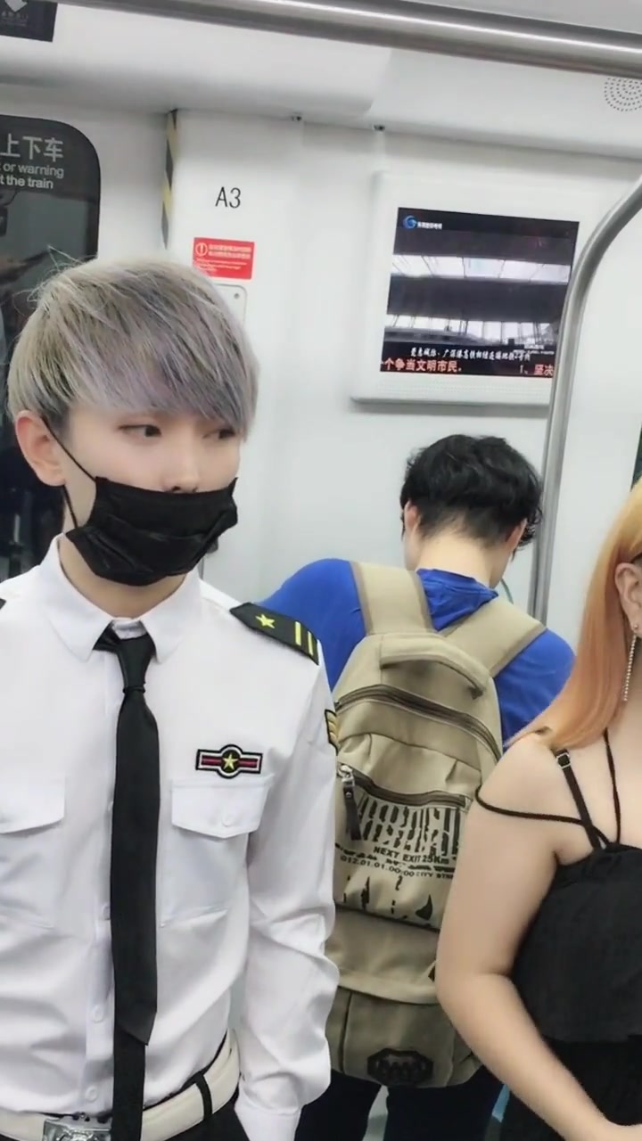 地铁上无意间拍到的一幕,帅哥你带这么多口罩,你不热吗