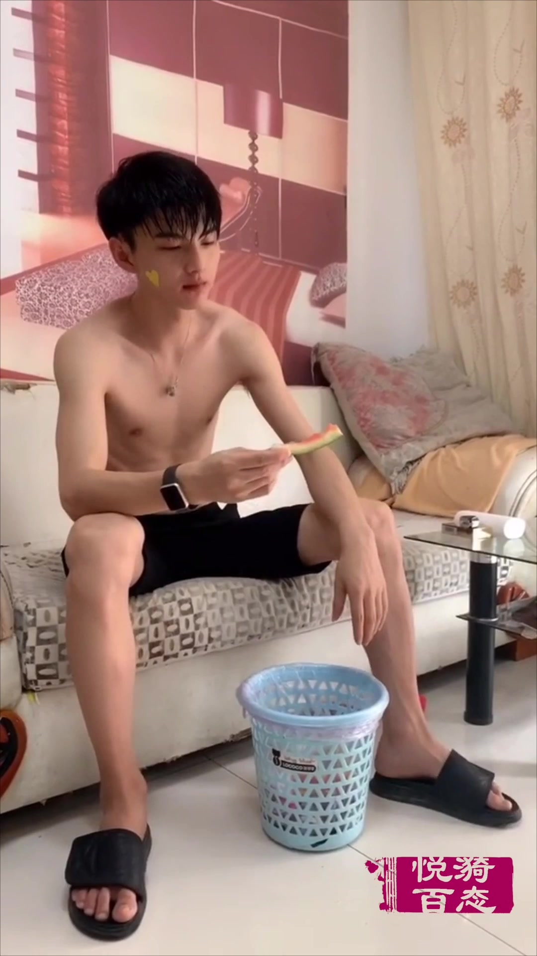 帅气的肌肉男在家啃西瓜好惬意,刀刻般的八块腹肌很吸睛!