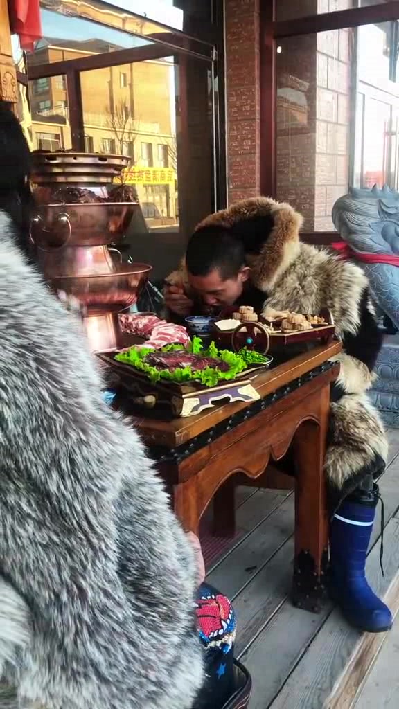 草原美食,野生韭菜花配上苏尼特沙葱羊肉,这才是舌尖上的美味!