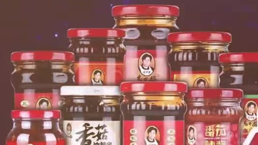 近期,童年零食咪咪虾条跨界出挎包,引起一帮吃着咪咪虾条长大的80后90后的热议和抢购。从老