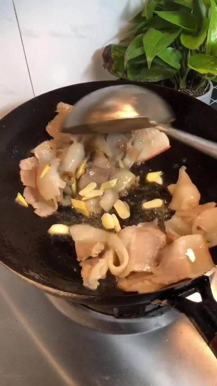 青椒回锅肉,色泽鲜亮有食欲,满屋飘香,馋的流口水