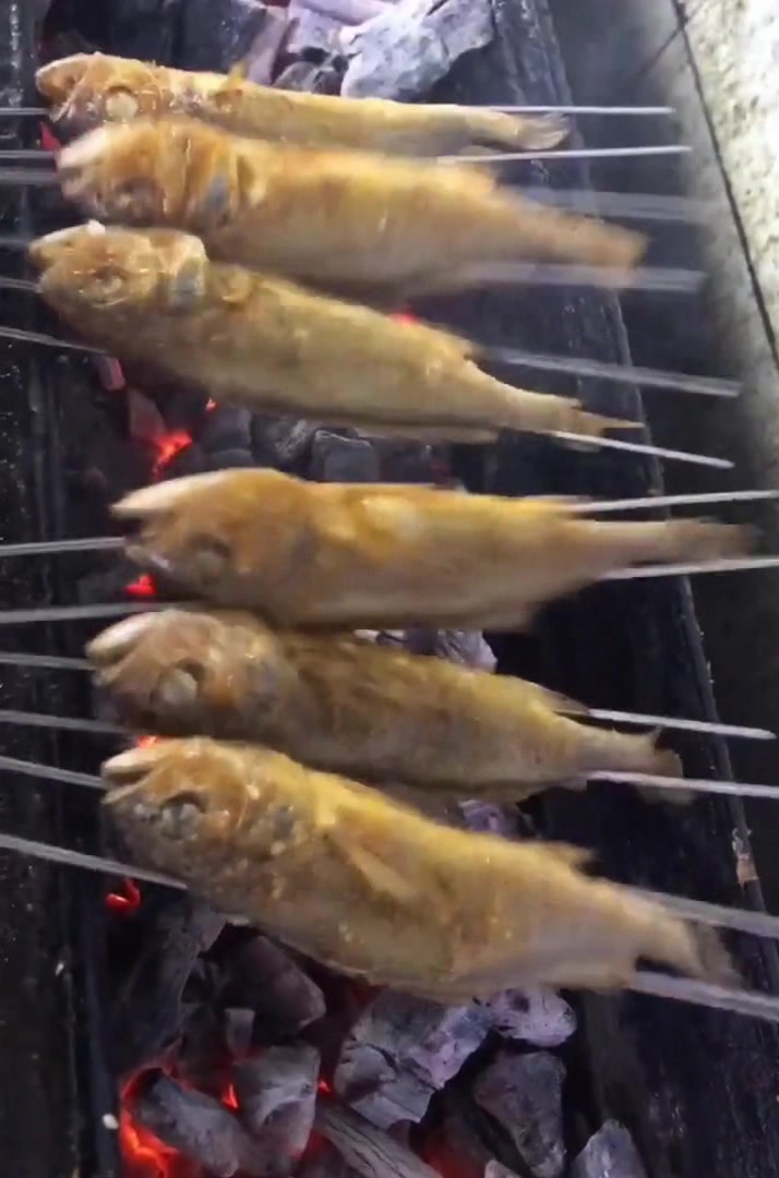 烧烤夜猫子小黄鱼,招牌美食人气十足,看的食欲大振
