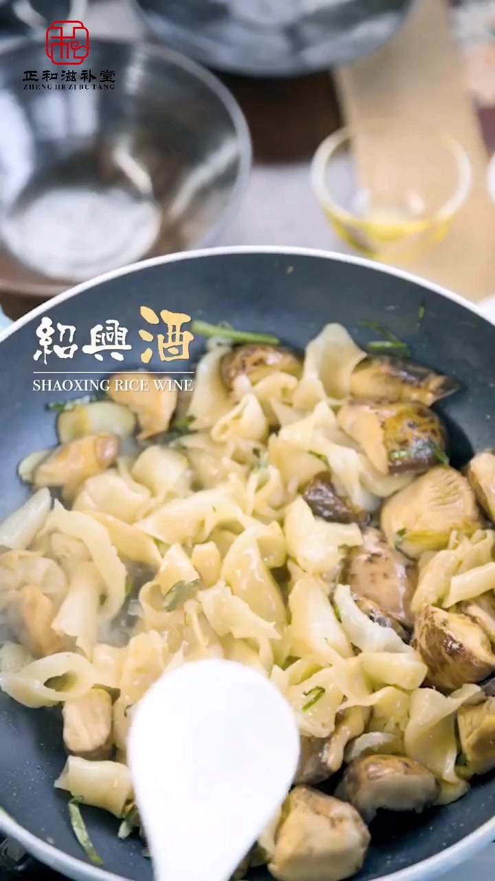 花胶怎么做好吃不腥?正和滋补堂花胶公子教你花菇焖鱼胶新颖做法