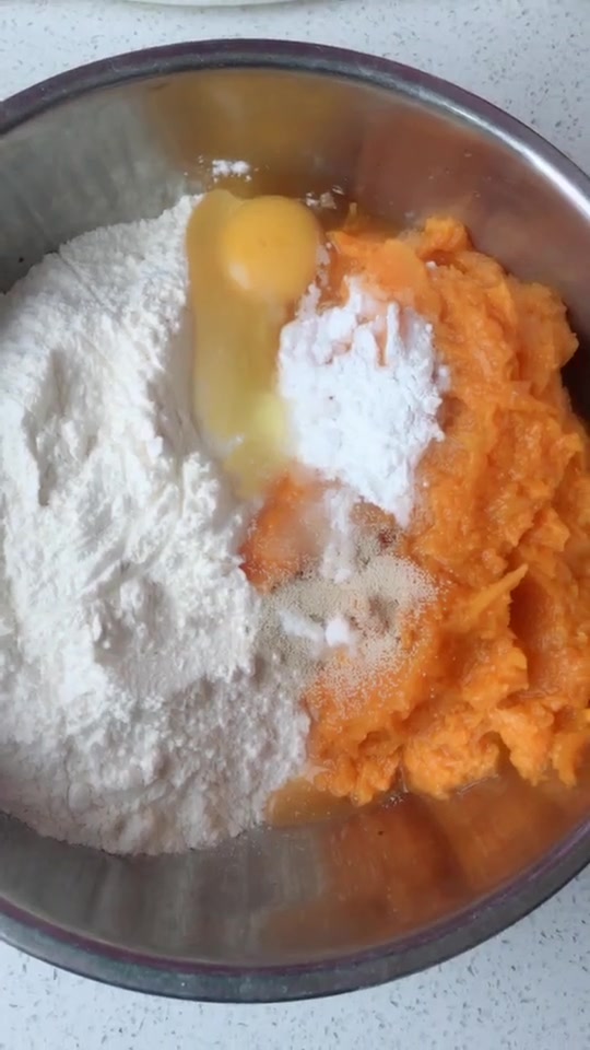 南瓜发糕做法,可以少放一点玉米面,简单好吃哦