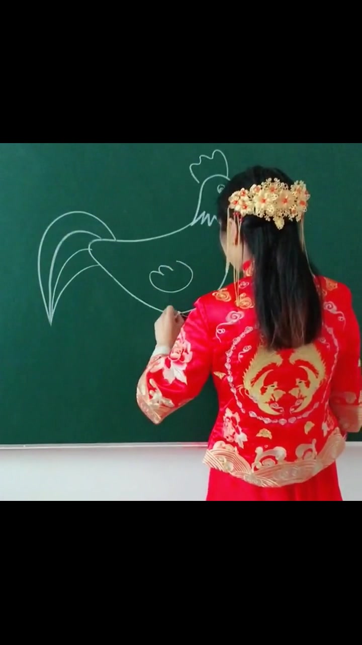 穿着新娘服的幼师,在黑板上画公鸡,快结婚了居然还教学!
